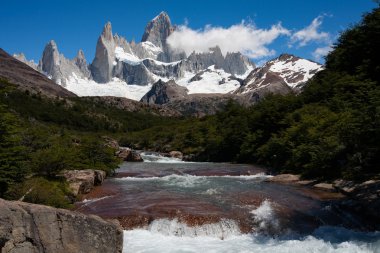 Nehir, orman ve dağ tepe
