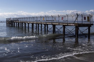 Eski ve harap iskele deniz üzerinde.