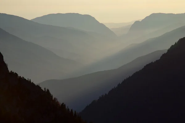 Valle de la montaña a la luz del sol bajo . — Foto de Stock