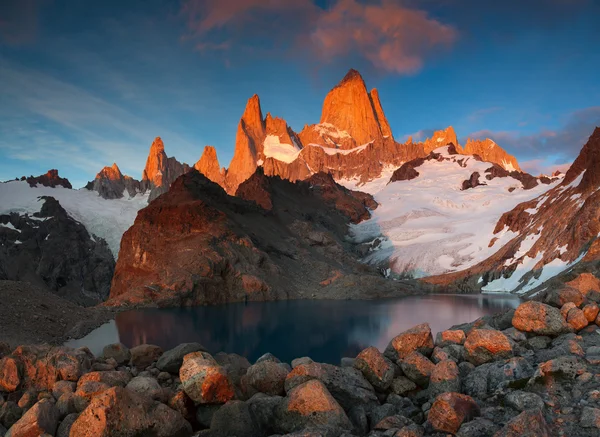 Mount Fitz Roy gündoğumu kırmızı ışıkta.