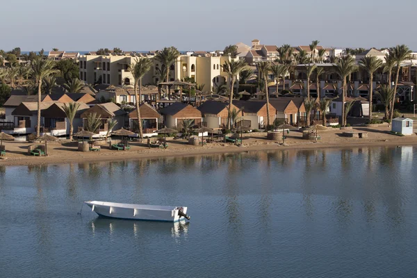 Resort Beach és a hajó a vízen. — Stock Fotó