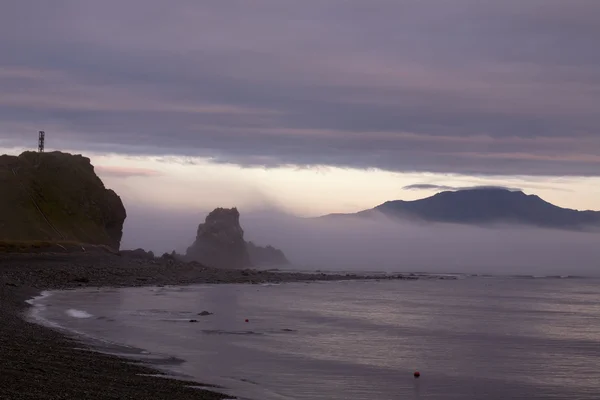 Le cap rocheux dans le brouillard . — Photo