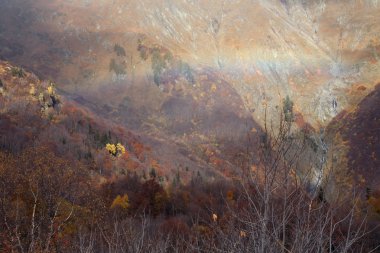 Sonbaharda dağ Vadisi'nde gökkuşağı.