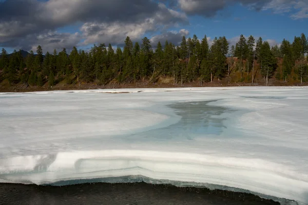 Ένα στρώμα πάγου λιώνει από τη ζέστη. — Φωτογραφία Αρχείου