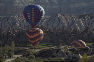 Balonlar Cappadocia kayaların arasındaki.