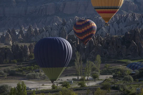 Balonlar Cappadocia kayaların arasındaki.