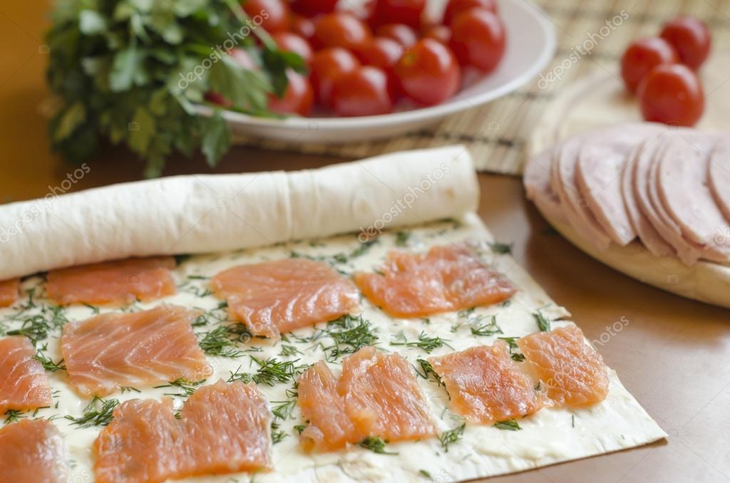 рулетики из лаваша с красной рыбой и творожным сыром. лаваш с рыбой красной и сливочным сыром. рулетики из лаваша с красной рыбой и творожным сыром. лаваш с рыбой красной и сливочным сыром. закуска с рыбой и творожным сыром.