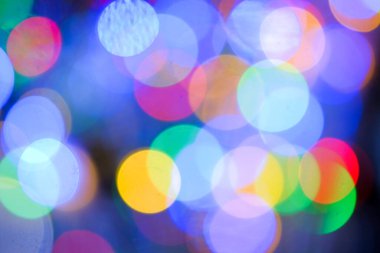 Noelde ve Yeni Yıl etkinliğinde, gece karanlığında LED lambaların çok renkli bulanıklığı ve bulanıklığı, Bokeh arka planı bulanıklaştırdı