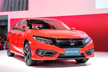 Nonthaburi-Thailand DEC 5 2017: Yeni Honda CIVIC kırmızı renk The 34. Tayland Uluslararası Motor Fuarı 2017 'de IMPACT Challenger Muang Thong Thani' de
