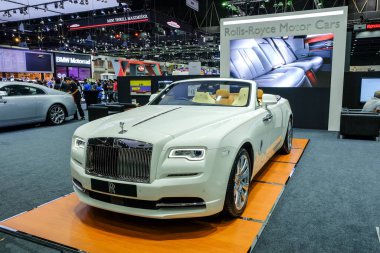 Nonthaburi-Thailand DEC 5 2017: Rolls-Royce DAWN, IMPACT Challenger Muang Thong Thani 'de 34. Tayland Uluslararası Motor Fuarı 2017' de sergilenen lüks bir araba.