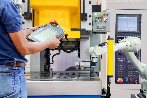 Engineer Gebruik Van Draadloze Afstandsbediening Voor Controle Van Industriële Robot — Stockfoto