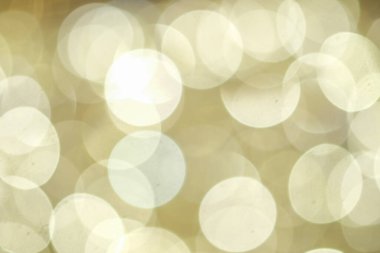 LED lambalarının soyut altın rengi gece karanlığında bulanıklaşır ve yeni yıl etkinliği, bokeh bulanıklaşır