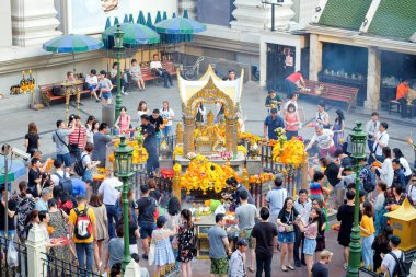Bangkok-Tayland 18 Ocak 2018: İnsanlar ve turistler Erawan türbesi Erawan türbesine saygılarını sunuyorlar. Bangkok, Tayland 'da ratchaprasong kavşağında.