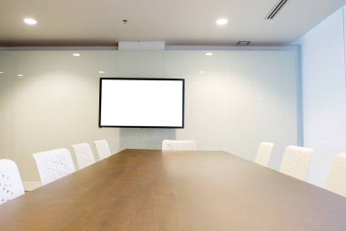 Konferanslar, toplantılar, beyin fırtınası, eğitim ve görüşlerinizi paylaşmak için kullanılan uzun masa, modern sandalye ve boş LCD TV ile orta odada, iş ekibi ve eğitim için içişleri odası 