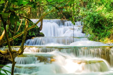 Huai Mae Khamin Şelalesi kış mevsiminde, Huai Mae Khamin Şelalesi Doğal Etkinlikleri. Göldeki Ulusal Park, Srinakarin Barajı, Kanchanaburi, Tayland