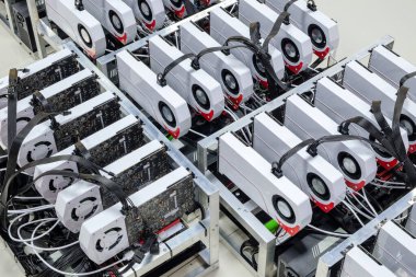 Bitcoin madenciliği için bir grup bilgisayar bilgisayarını en üstte kullanmak üzere kapatın, Bitcoin dijital dünyada dijital para birimidir. Bitcoin, Bitcoin madenciliği için PC adı verilen özel bir bilgisayar kullanılarak bulunabilir