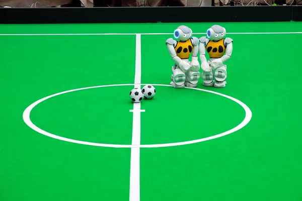Robot futbol ve futbol sahada robot futbol müsabakasında..