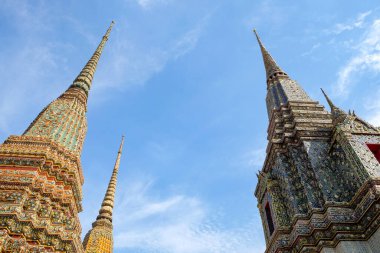 Phra Maha Chedi Four Kings gündüz yükseliş açısı ile Wat Phra Chetupon Vimolmangklararm (Wat Pho) tapınağı, Tayland 'da Kral I. Rama 1-4' ün saltanatı olarak inşa edilmiştir.