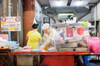 Bangkok-Tayland Mayıs 19 2018: Kuai Chap Uan Photchana, Çin Mahallesi 'nin (Yaowarat) ünlü sokak yemeklerinden biridir. Ayrıca The MICHELIN Guide Bangkok 2018, Yaowarat 'ta da tavsiye edilen bir restorandır.
