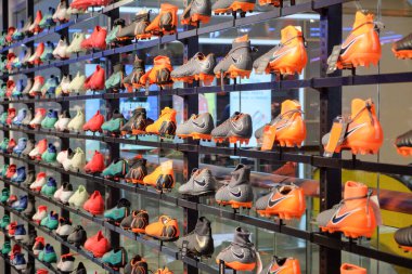 Bangkok-Tayland 11 Mayıs 2018: Seçici odaklı Nike futbol ayakkabıları, erkekler için yeni bir model Central World alışveriş merkezindeki Super Sport mağazasında raflarda sergileniyor