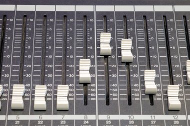 Yakın çekim ve seçici odaklanma denetim paneli üzerine bir ses düğmesi