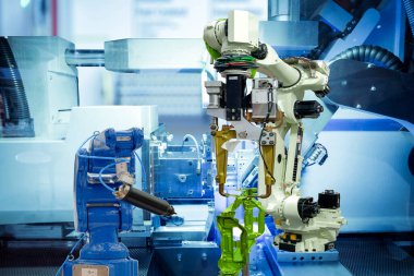 Endüstriyel robotik akıllı fabrika, makine mavi ton arka plan, endüstri 4.0 ve teknoloji üzerinde otomobil parçası ile çalışıyor.