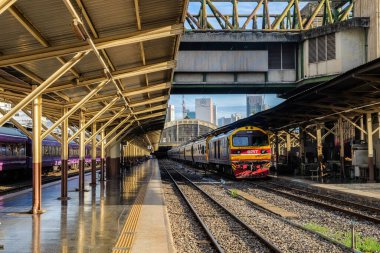 Bangkok-Tayland 4 Temmuz 2017: Hua Lamphong tren istasyonunda özel ekspres tren 11 Kasım 2016 tarihinde Bangkok-Chiang Mai güzergahında ilk uçuşuna başlıyor.