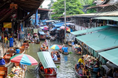 Ratchaburi-Tayland 21 Temmuz 2018 Damnoen Saduak yüzer pazarı, Ratchaburi 'nin ünlü eğlenceleri. Tayland 'ın en ünlü yüzen pazarıdır ve dünya çapında turistlerle ünlüdür.