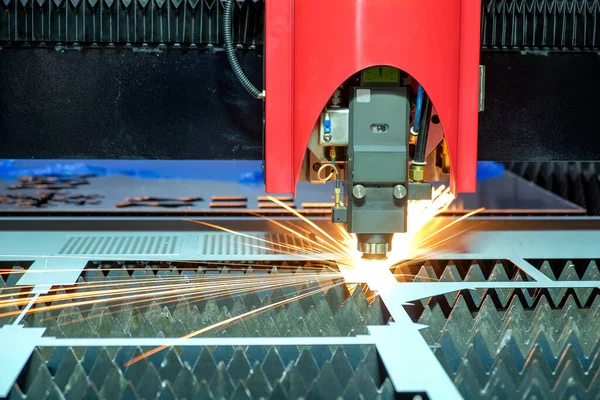 Bir lazer kesme makinesi, akıllı bir fabrikada parlayana kadar çelik bir plakayla çalışır, 4.0 sanayi