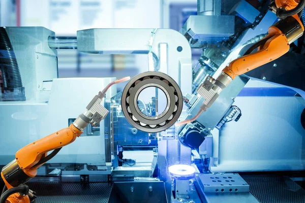 Yakın plan iki robotik kaynak akıllı fabrika, makine mavi ton arka plan, endüstri 4.0 ve teknoloji üzerinde küresel paten ile çalışıyor