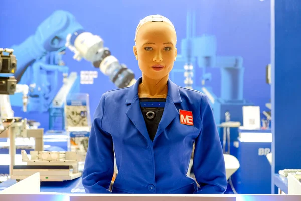 Bangkok-Tayland 22 Haziran 2018: Mavi mühendis gömlekli Sophia robot, Bitec Bangna İmalat Fuarı 'na geldi, Sophia Suudi vatandaşlığı alan ilk yapay zeka robotu.