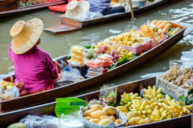 Ratchaburi-Tayland 21 Temmuz 2018 Damnoen Saduak yüzer pazarı, Ratchaburi 'nin ünlü eğlenceleri. Tayland 'ın en ünlü yüzen pazarıdır ve dünya çapında turistlerle ünlüdür.