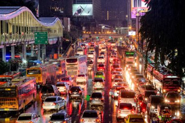 Bangkok-Tayland SEP 5 2018: Ratchadamri Bulvarı 'nda trafik sıkışıklığı, Pratunam Kavşağı' ndan iş çıkışı ve yağmurluk. Trafik sıkışıklığı araba kullanıcılarının endişelenmesine ve akıl sağlığının kötü olmasına neden olur. Yüksek ISO üzerinde gürültü ve tahıl etkisi