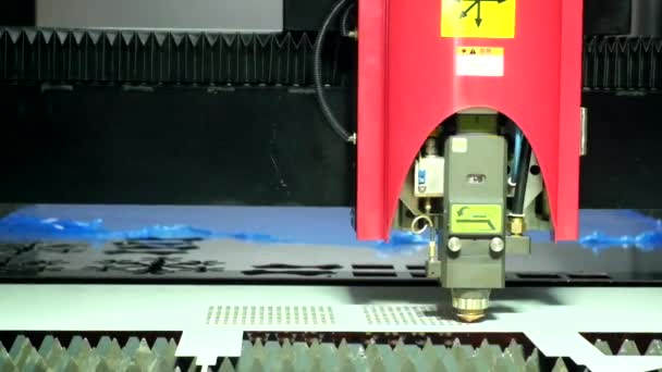 Aus Nächster Nähe Arbeitet Eine Laserschneidmaschine Mit Einer Stahlplatte Bis — Stockvideo