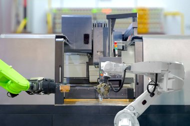 Endüstriyel robotik ekip çalışması CNC torna makinesi ile çalışmakta. Arka plan bulanık, endüstri 4.0 ve teknoloji konsepti