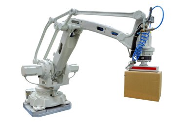 Endüstriyel robotik, sanayi lojistiği ile ilgili çalışmalar için karton ürün paketine sahip akıllı fabrika, endüstri 4.0, beyaz arka planda izole edilmiş.