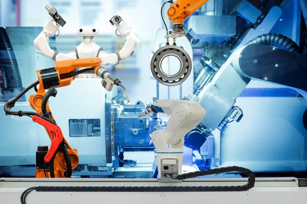 Endüstriyel robot kaynaklama, robot yakalama ve akıllı robot akıllı fabrika üzerinde çalışıyor, mavi tonlu arka plan, endüstri 4.0 ve teknoloji, akıllı robotik takım çalışması kavramı üzerinde çalışıyor.