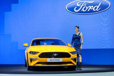 Non thaburi-Tayland 28 NOV 2018: Ford MUSTANG ve Meçhul Modeli, IMPACT Challenger Muang Thani 'de 10 DEC 2018, 28 NOV üzerinde The 35. Tayland Uluslararası Motor Fuarı 2018' de sergilenmektedir.