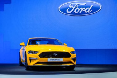 Nonthaburi-Thailand 28 NOV 2018: Ford MUSTANG gösterisi IMPACT Challenger Muang Thani 'de 35. Tayland Uluslararası Motor Fuarı 2018 - 10DEC 2018