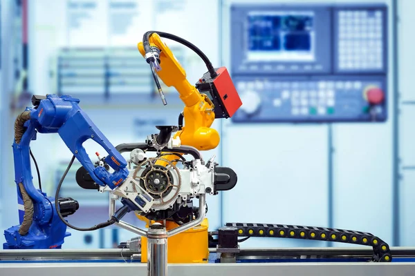 Endüstriyel robotik kaynak ve robotik 3D tarama akıllı fabrika, bulanık kontrol paneli mavi ton arka planı, endüstri 4.0, takım çalışması konsepti üzerinde çalışan akıllı otomasyon