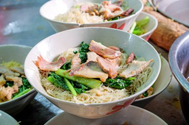 Bir grup Chubgung Noodles, Çin Mahallesi (Yaowarat) Bangkok, Tayland 'da popüler.