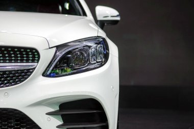 Nonthaburi-Thailand 28 NOV 2018: Mercedes Benz C200 Coupe 'nin ışığı IMPACT Challenger Muang Thong Thani' de 10 DEC 2018, 28 NOV üzerinde The 35. Tayland Uluslararası Motor Fuarı 2018 'de sergileniyor