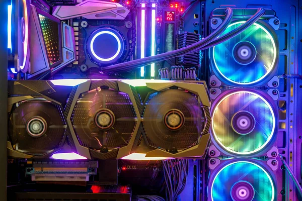 Masaüstü PC Oyun ve Soğutma Fan işlemcisi çok renkli LED RGB ışık durumu çalışma modu, iç bilgisayar durum teknolojisi arka planı ile yakın çekim ve içinde