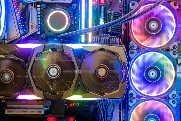 Masaüstü PC Oyun ve Soğutma Fan işlemcisi çok renkli LED RGB ışık durumu çalışma modu, iç bilgisayar durum teknolojisi arka planı ile yakın çekim ve içinde