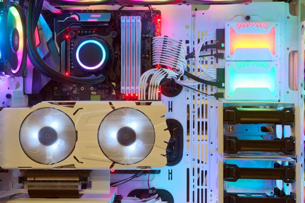 Masaüstü PC Oyun ve Soğutma Fan işlemcisi çok renkli LED RGB ışık durumu çalışma modu, iç bilgisayar durum teknolojisi arka planı ile yakın çekim ve içinde