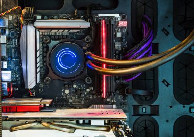 Masaüstü PC Oyun ve Soğutma Fan işlemcisi çok renkli LED RGB ışık durumu çalışma modu, iç bilgisayar durum teknolojisi arka planı ile yakın çekim ve içinde
