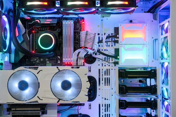 Masaüstü PC Oyun ve Soğutma Fan İşlemcisi sistemi içinde çok renkli LED RGB ışık durumu çalışma modunda, PC Case teknolojisi arka planında