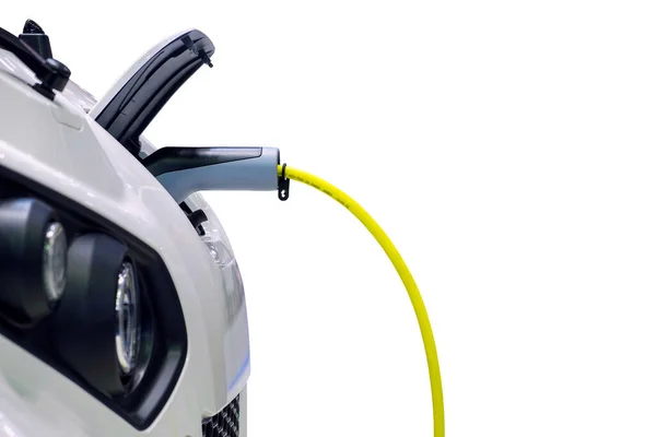 Beyaz akıllı arabanın şarj bataryasını şarj etmek için kullanılan elektrik şarj makinesine yakın çekim (EV Car), elektrik gücü beyaz arka planda izole edilmiş akıllı araçlar için alternatif bir yakıtdır.