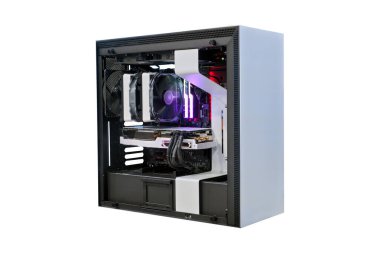 Masaüstü bilgisayarını soğutma sürümünde aç ve LED RGB ışıklandırma durumu çalışma modunda siyah bilgisayar kulesi vakasının yanında beyaz arkaplanda izole edilmiş olarak gösterir