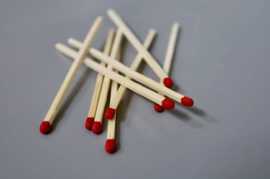 Üst üste büyük eşleşmeler ve gri arka planda kaotik bir yığın. Gri arkaplanda izole edilmiş eşleşmelerin yakın çekimi